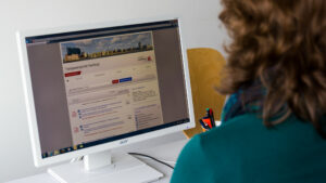 Eine Frau schaut sich auf einem PC das Hamburger Transparenzportal an.